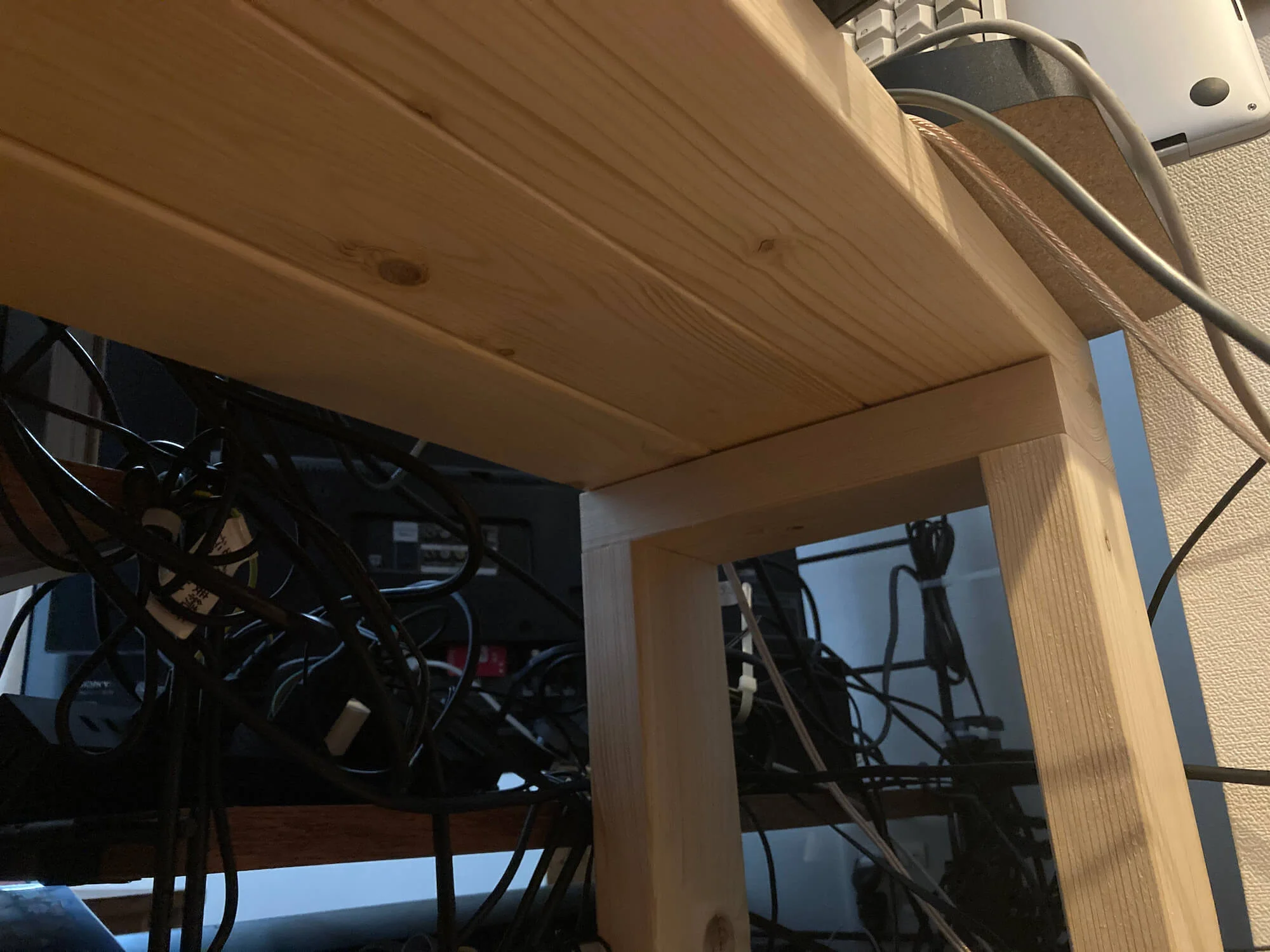 【DIY】机の奥行きを増やす棚を2×4材で作った