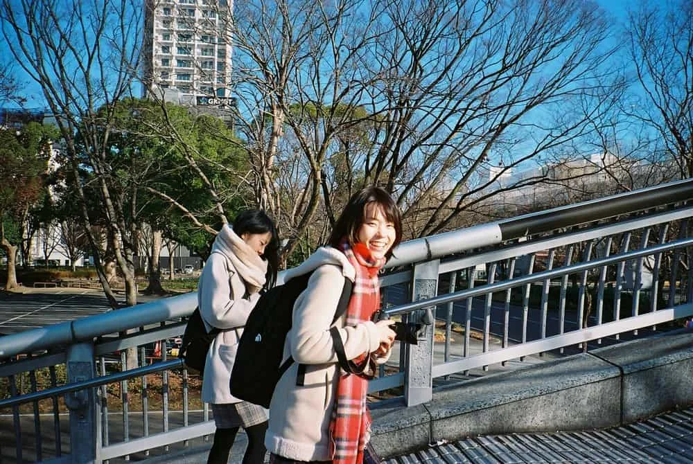 歩道橋上の若い女子