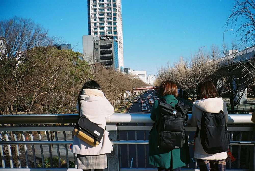 歩道橋上の若い女子の背中